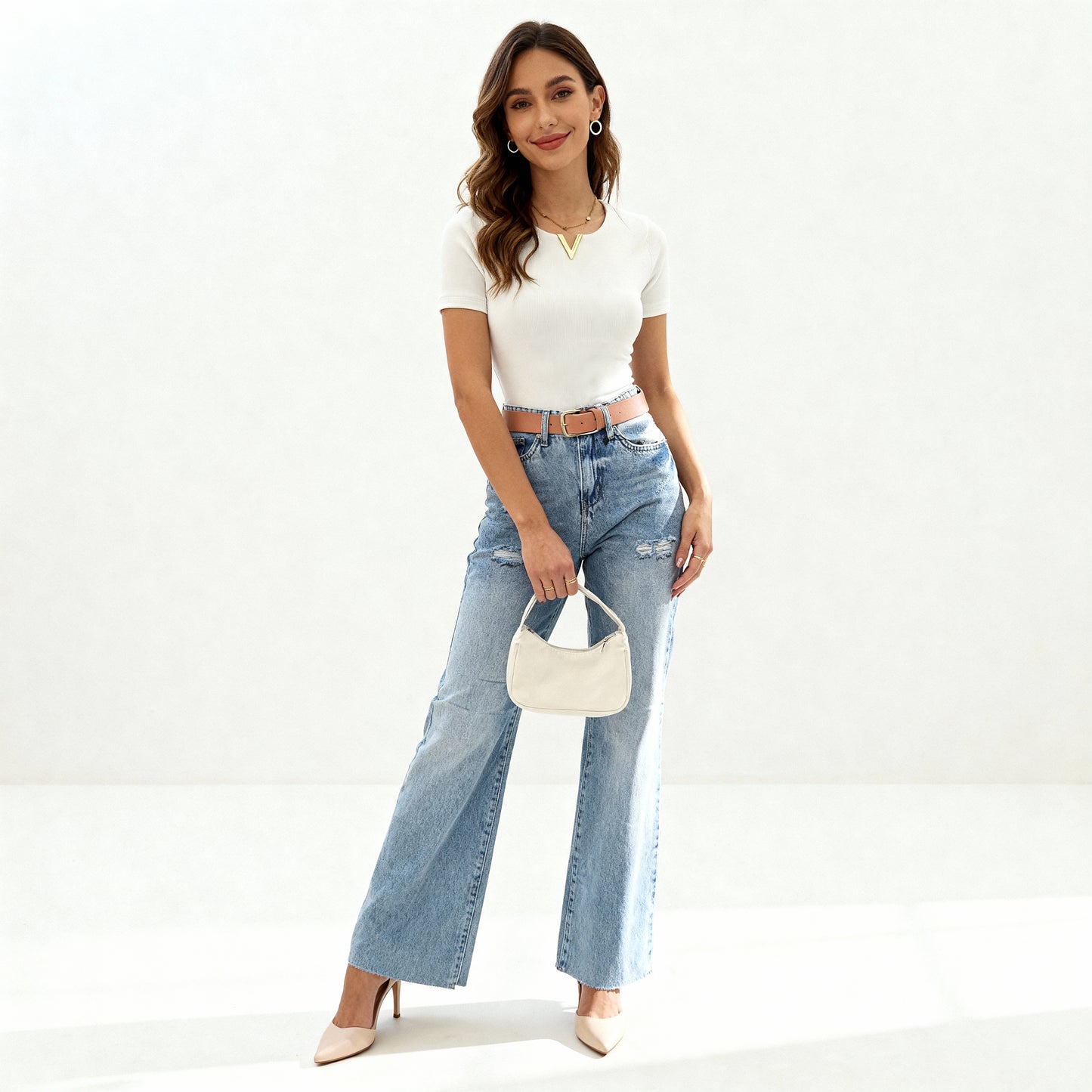 بلوزة نصف كم ياقه V و أكسسوار - أبيض